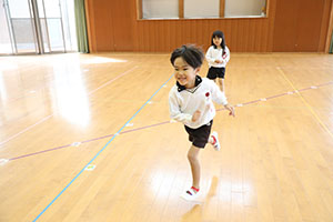 体操教室　ー ボール投げ ー　ばら