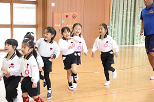 体操教室　ー ボール投げ ー　ばら