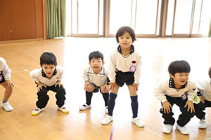 体操教室　ー ボール 投げー　すみれ