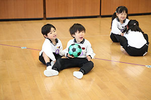 体操教室　ー ボール 投げー　すみれ