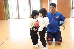 体操教室　ー ボール 投げー　すみれ