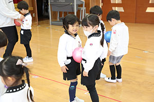 体操教室　ー ボール 投げー　すみれ