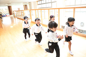 体操教室　ー ボール 投げー　すみれ