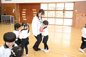 体操教室　ー ボール 投げー　すみれ