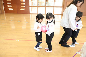 体操教室　ー ボール 投げー　すみれ