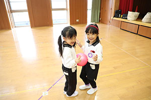 体操教室　ー ボール 投げー　すみれ