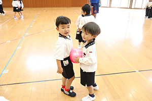 体操教室　ー ボール 投げー　すみれ