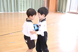 体操教室　ー ボール 投げー　すみれ