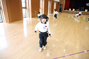 体操教室　ー ボール 投げー　すみれ