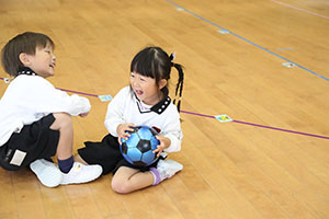 体操教室　ー ボール 投げー　すみれ