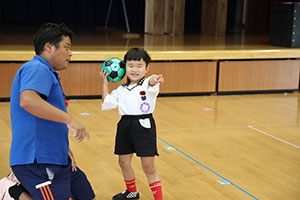体操教室　ー ボール 投げー　すみれ
