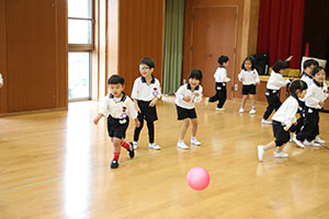 体操教室　ー ボール 投げー　すみれ