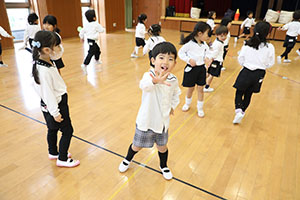 体操教室　ー ボール 投げー　すみれ