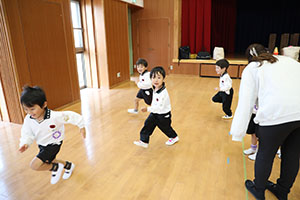 体操教室　ー ボール 投げー　すみれ