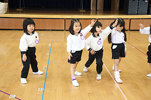 体操教室　ー ボール 投げー　すみれ