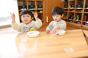 どんぐりのバッジ　あひる