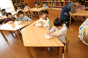 どんぐりのバッジ　あひる