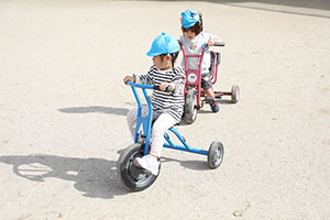 園庭遊び　年中Bチーム・2歳児クラス　NO．2