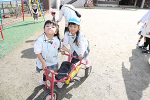 園庭遊び　年中Bチーム・2歳児クラス　NO．2