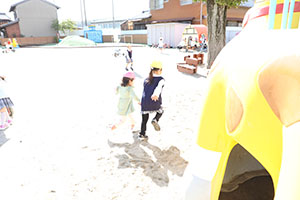 園庭遊び　年中Bチーム・2歳児クラス　NO．1