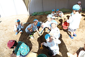 園庭遊び　年中Bチーム・2歳児クラス　NO．1