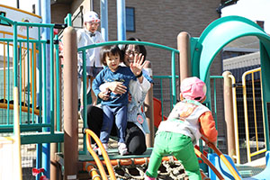 園庭遊び　年中Bチーム・2歳児クラス　NO．1