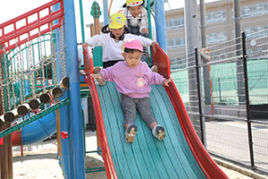 園庭遊び　年中Bチーム・2歳児クラス　NO．1