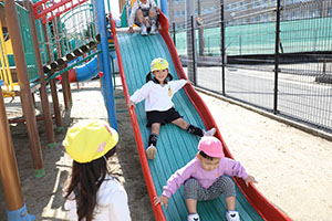 園庭遊び　年中Bチーム・2歳児クラス　NO．1