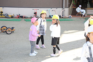 園庭遊び　年中Bチーム・2歳児クラス　NO．1