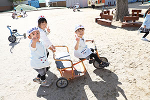 園庭遊び　年中Bチーム・2歳児クラス　NO．1