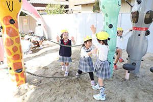 園庭遊び　年中Bチーム・2歳児クラス　NO．1