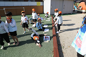 消防車の絵を描きました　E