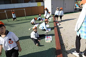 消防車の絵を描きました　E