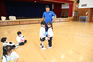 体操教室　ーボール投げー　たんぽぽ