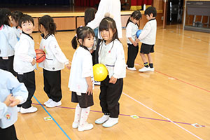 体操教室　ーボール投げー　たんぽぽ