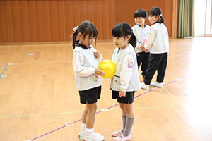 体操教室　ーボール投げー　たんぽぽ