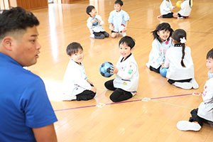 体操教室　ーボール投げー　たんぽぽ