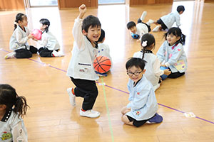 体操教室　ーボール投げー　たんぽぽ