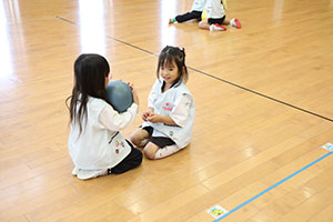 体操教室　ーボール投げー　たんぽぽ