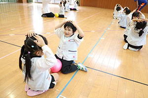 体操教室　ーボール投げー　たんぽぽ