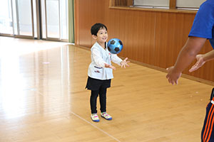 体操教室　ーボール投げー　たんぽぽ