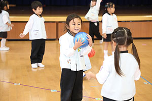 体操教室　ーボール投げー　たんぽぽ