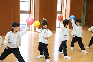 体操教室　ーボール投げー　たんぽぽ