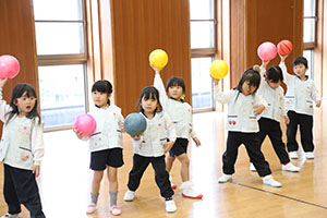 体操教室　ーボール投げー　たんぽぽ
