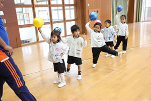 体操教室　ーボール投げー　たんぽぽ