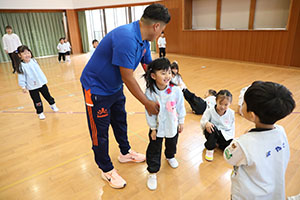 体操教室　ーボール投げー　たんぽぽ