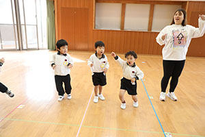 体操教室　ーボール投げー　ひまわり