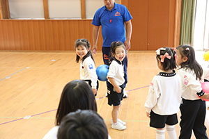体操教室　ーボール投げー　ひまわり