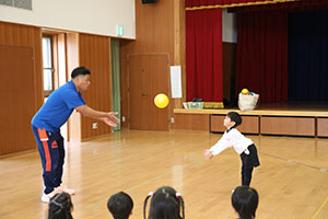 体操教室　ーボール投げー　ひまわり