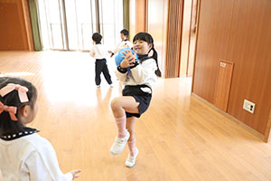 体操教室　ーボール投げー　ひまわり